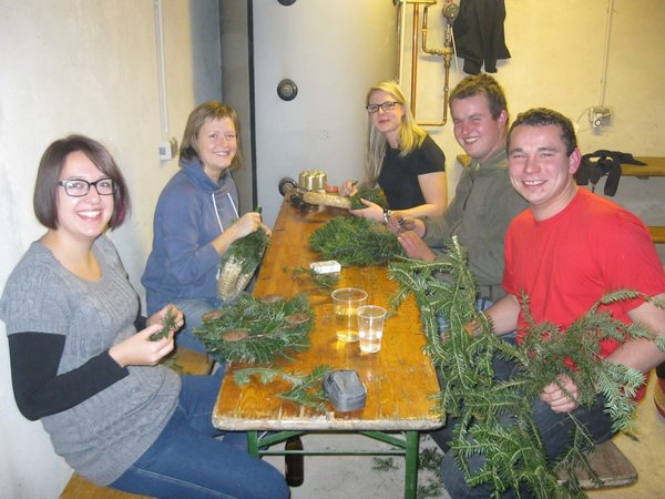 Adventkranzbinden der Landjugend Rabenstein