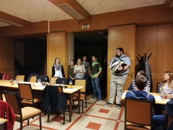 Singing Secrets - Braut stehlen, Poltern Feiern