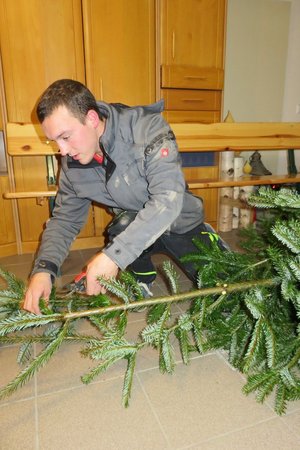 Adventskranzbinden der Lj Hofstetten